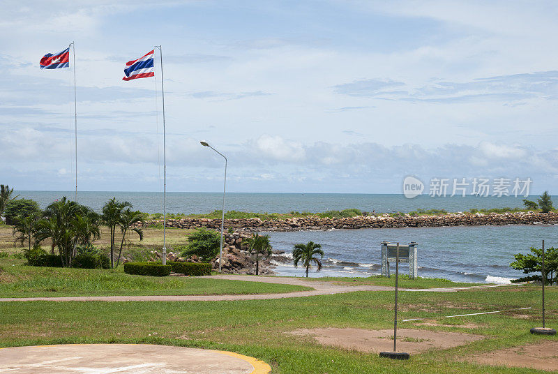 泰国和柬埔寨国旗在Cham Yeam边境过境